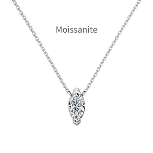 Collier élégant en argent sterling S925 avec pendentif moissanite marquise sur fond blanc