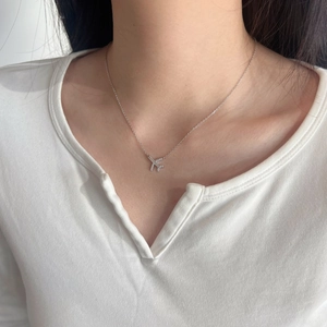 Gros plan du collier avion en argent sterling S925 avec pendentif serti de micro-zirconiums
