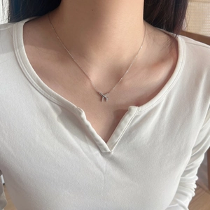 Vue détaillée d'un collier avion en argent sterling S925 avec zircons étincelants de luxe