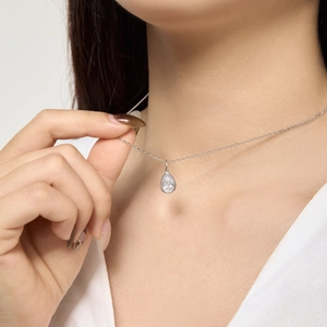 Gros plan d'un collier en argent S925 avec pendentif scintillant en zircone forme poire