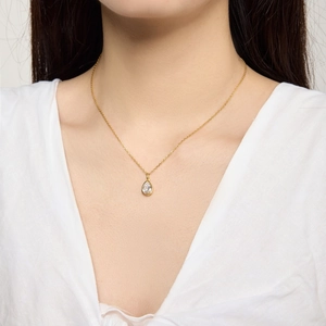 Détail du collier à pendentif goutte en argent S925 avec zircon sur le mannequin