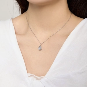 Gros plan d'un collier en argent S925 avec pendentif en forme de goutte sur un mannequin