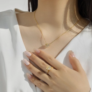 Set collana e anello a corona dorata con cristalli scintillanti indossato da modella