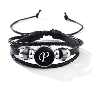 Bracelet multicouche en cuir noir avec des billes argentées et un pendentif lettre P rond
