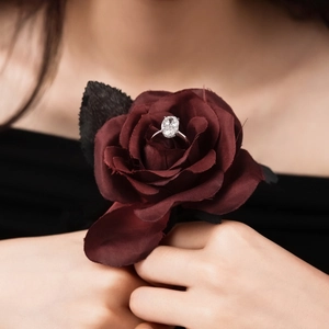 Détail de la bague en moissanite ovale 4 carats en argent S925 sur pétales de rose