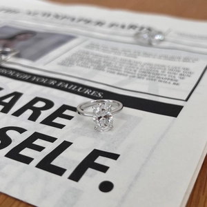 Vue macro d'une bague en argent sertie d'une moissanite ovale de 4 carats à 4 griffes