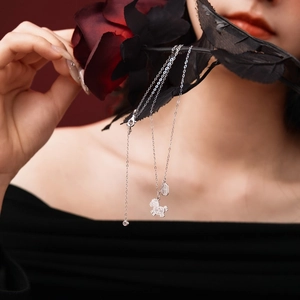 Élégant collier cheval en argent S925 porté par un mannequin avec une rose rouge
