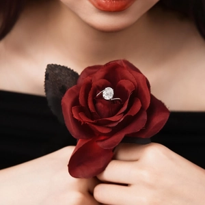Elegant S925 sterling silver ring with 3 carat oval moissanite diamond on red rose