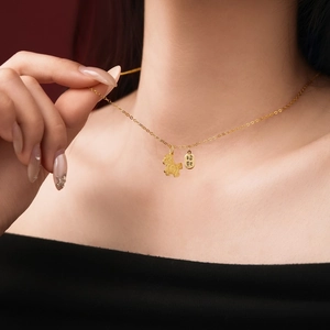 Collier élégant en argent S925 doré avec pendentif cheval et porte-bonheur pour femme