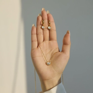 Elegant 925 sterling silver jewelry set featuring oval gold necklace and stud earrings
