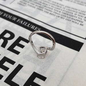 Detailed view of S925 sterling silver ring featuring a 3-carat moissanite stone
