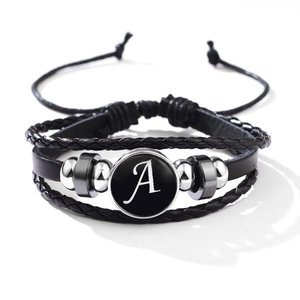 Bracelet multicouche en cuir noir avec perles tressées et breloque ronde lettre A soleil