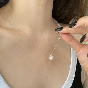 Détail du collier en argent S925 avec pendentif pierre de lune porté sur le cou