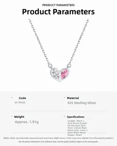 Gros plan d'un pendentif cœur en argent 925 avec zircons blancs et roses