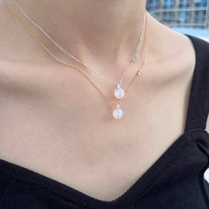 Détail de colliers en argent S925 avec pendentif pierre de lune et petit diamant
