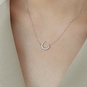 Élégant collier en argent S925 avec pendentif croissant de lune et zircons pour femme