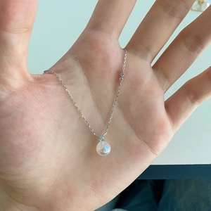 Détail du collier en argent S925 avec pendentif perle de lune et zircons fins