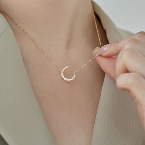 Collier minimaliste en argent S925 doré avec pendentif croissant de lune et oxydes de zirconium