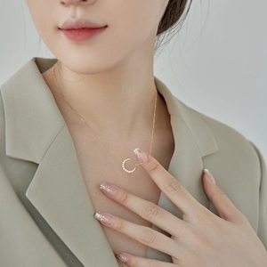 Détail du collier croissant de lune élégant avec cristaux brillants sur chaîne dorée