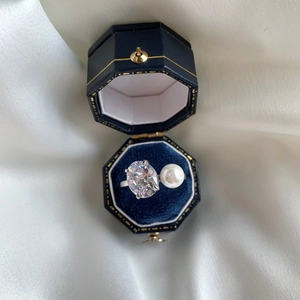 Bague élégante en argent S925 avec zircon ovale et perle dans un écrin en velours