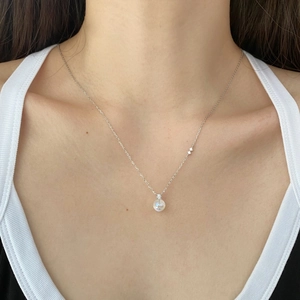 Élégant collier en argent sterling S925 avec pendentif pierre de lune sur une femme
