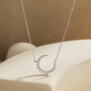 Collier en argent S925 avec pendentif croissant de lune serti de zircons scintillants
