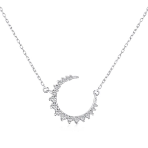 Collier croissant de lune en argent sterling S925 avec zircons sur fond blanc épuré