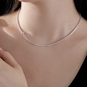 Minimalist S925 sterling silver cross pendant necklace for women with fine clavicle chain