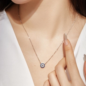 Collier Mauvais Œil en argent 925 avec cristaux de zircone porté par un mannequin femme