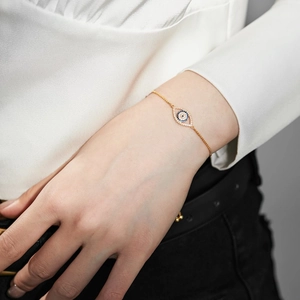 Gros plan détaillé du bracelet œil protecteur en argent S925 serti de zircons bleus