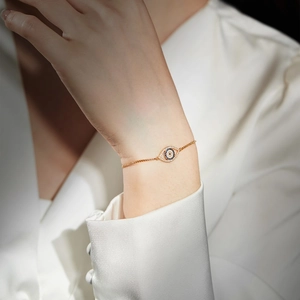 Vue détaillée du bracelet œil de protection en argent S925 doré 18K avec zircons brillants