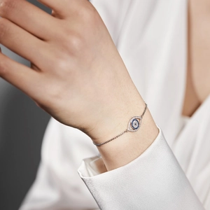 Élégant bracelet Mauvais Œil en argent S925 avec zircons bleus porté au poignet de femme
