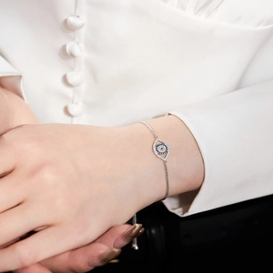 Gros plan du bracelet mauvais œil en argent S925 avec zircons bleus et fermoir ajustable
