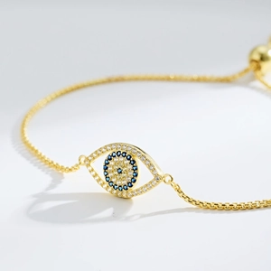 Bracelet ajustable Evil Eye doré avec zircons bleus sur une chaîne à mailles