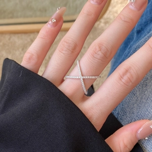 Bague croisée en argent S925 sertie de zircons portée par un mannequin avec style élégant