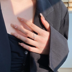 Bague croisée en argent sterling S925 sertie de zircons cubiques portée à la main