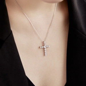 Élégant collier croix en argent sterling S925 avec zircons en forme de cœur sur un mannequin