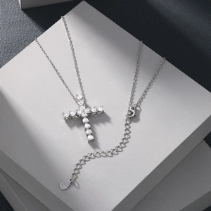 Détail macro du poinçon S925 et du fermoir mousqueton sur le collier croix en zircon cœur