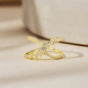 Lussuoso anello in argento S925 placcato oro con design a X e pavé di zirconi cubici