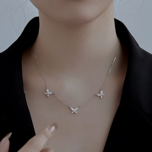 Détail du collier papillon en argent S925 avec zircons marquise sur cou de femme