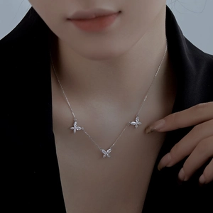 Gros plan du collier papillon en argent S925 avec zircons scintillants sur un mannequin