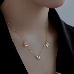 Élégant collier papillon en argent S925 orné de zircons avec une finition dorée
