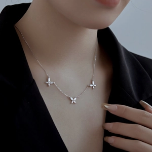 Détail du collier papillon en argent S925 avec pendentifs en zircone porté par un mannequin