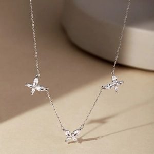 Élégant collier en argent sterling S925 avec trois pendentifs papillons sertis de zircons
