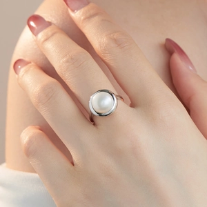 Elegant S925 sterling silver ring with natural freshwater pearl on woman finger