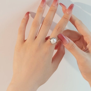 Elegant S925 sterling silver ring with a round natural freshwater pearl on model finger