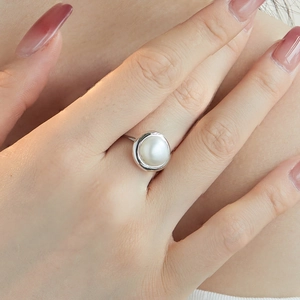 Close-up of S925 sterling silver ring featuring a round white natural freshwater pearl