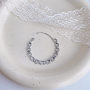 Detailansicht eines S925 Sterling Silber Armbands mit funkelnder Zirkon-Pave-Fassung
