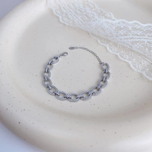 Makroansicht von S925 Sterling Silber Armband mit Zirkonia-Gliedern auf Keramikschale