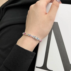 Gros plan du bracelet tennis arc-en-ciel avec oxydes de zirconium colorés taille rectangle